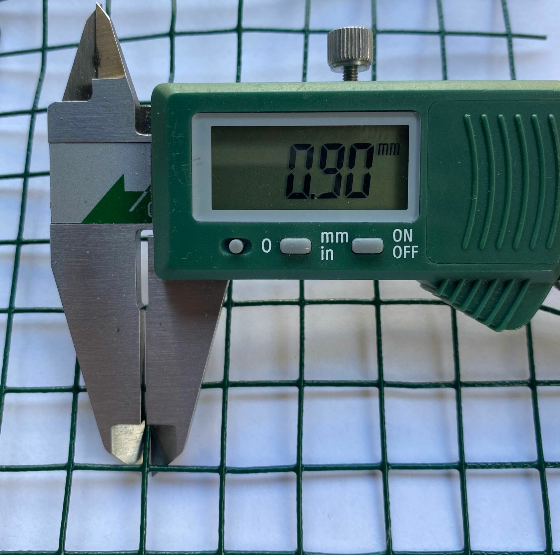 Yeşil Pvc Kaplamalı Puntalı Tel 12MM x 12MM Göz Arası 0,90MM Kalınlık, 100CM Yüksekliğinde 15mt